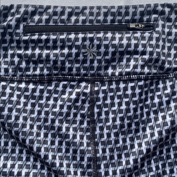 Athleta women’s capri length leggings. B/W pattern - Picture 4 of 5